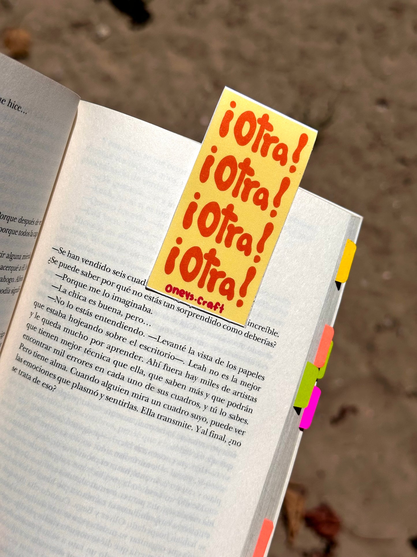 ¡OTRA! ¡OTRA! Magnetic bookmark
